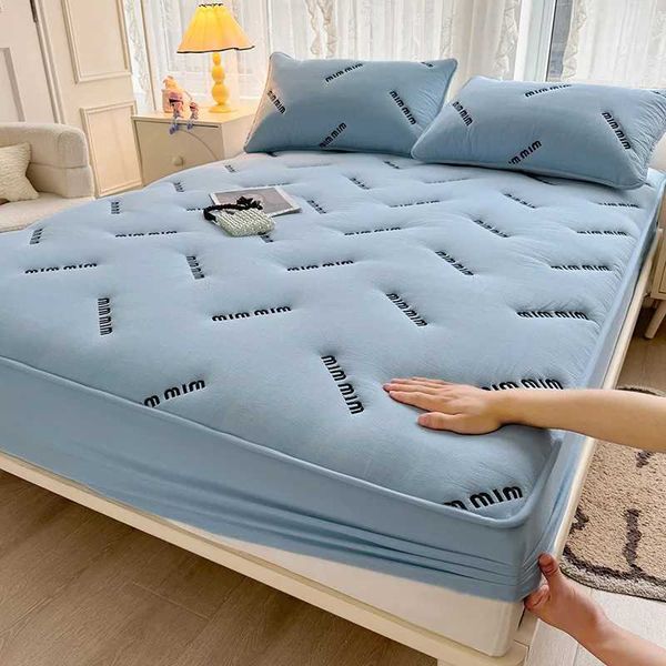 1 piece of thick embossed bedding - fully encased large mattress cover measuring 180x200cm in single/full cube design