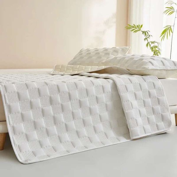 Large plaid quilted mattress cover with non-slip and scratch-resistant bedding