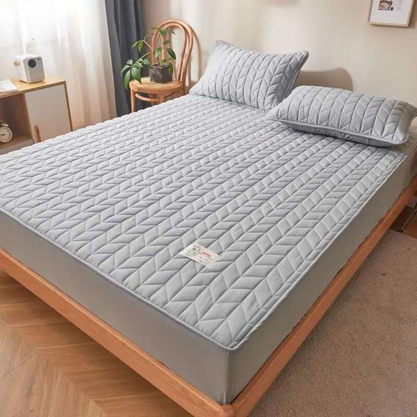 Waterproof fitted quilted mattress cover with elastic edge for queen and king beds